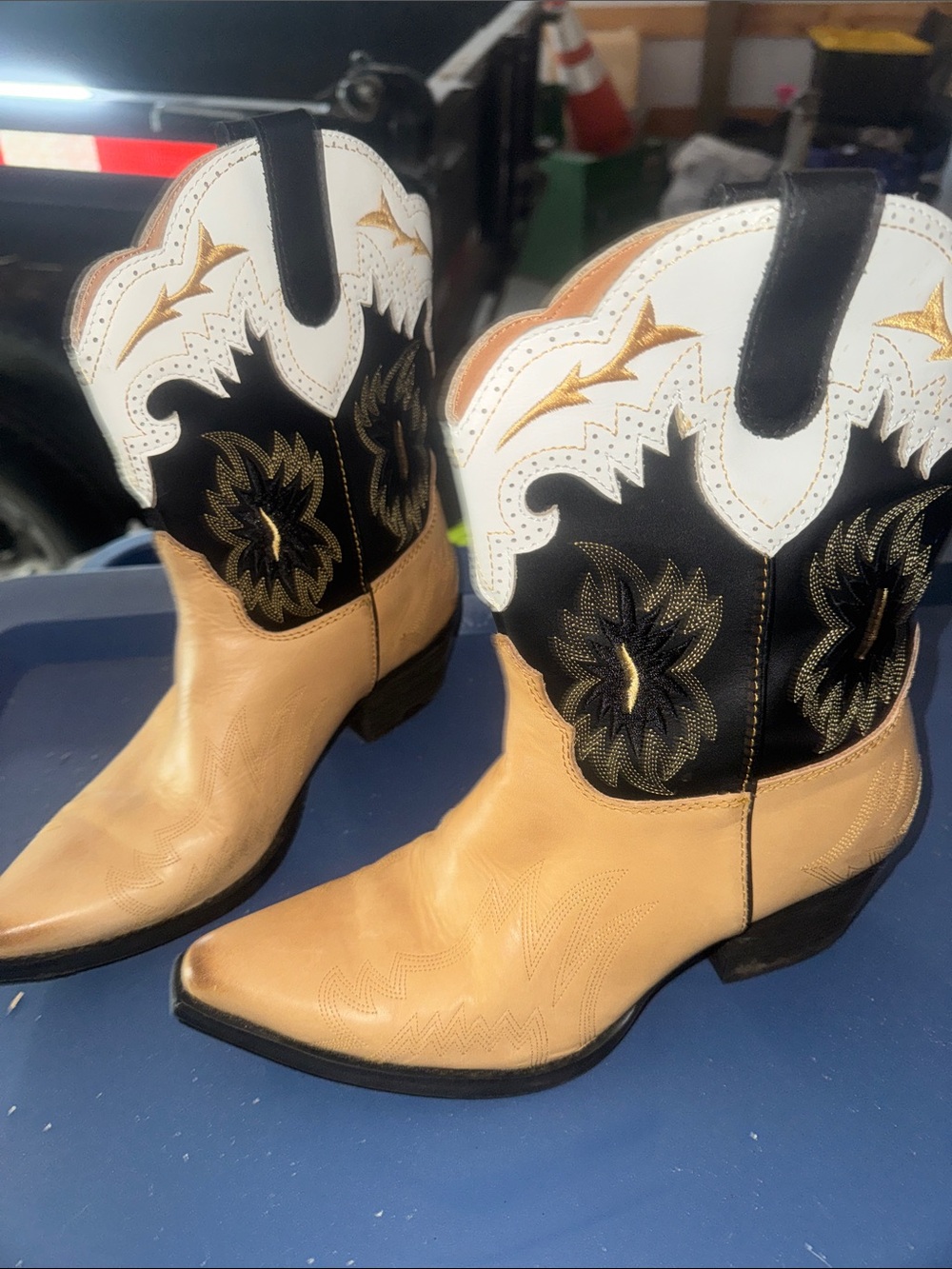 dingo Two-Tone Western Heeled Boots in Tan, Black & White